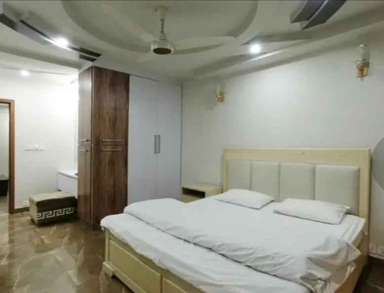 Furnished One-Bedroom Apartment For Rent 拉合尔 外观 照片